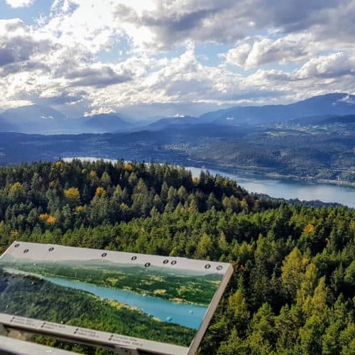 Aussicht bei Ausflug am Wörthersee auf Pyramidenkogel in Kärnten - Blick Richtung Velden, Gerlitzen Alpe, Dobratsch & Julische Alpen im Herbst