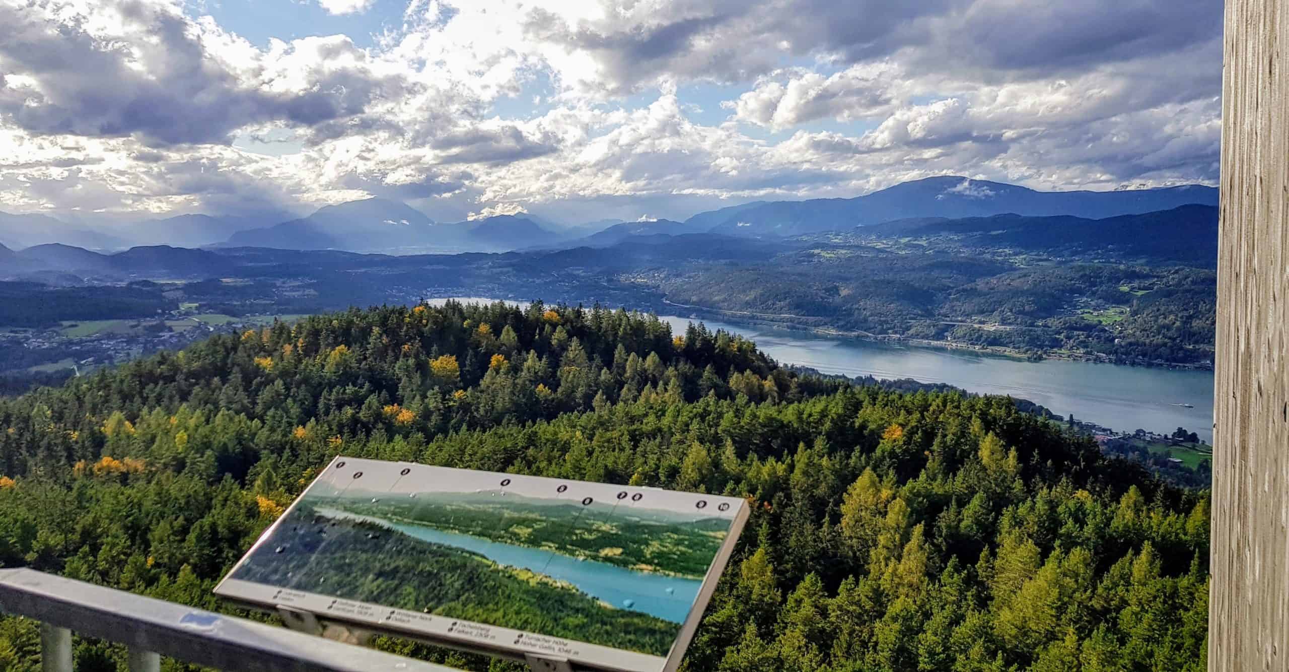 Aussicht bei Ausflug am Wörthersee auf Pyramidenkogel in Kärnten - Blick Richtung Velden, Gerlitzen Alpe, Dobratsch & Julische Alpen im Herbst