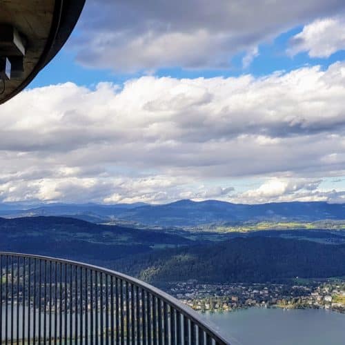 Panoramablick Pyramidenkogel auf Aussichtsplattform. Beliebtes Ausflugsziel in Kärnten, Österreich