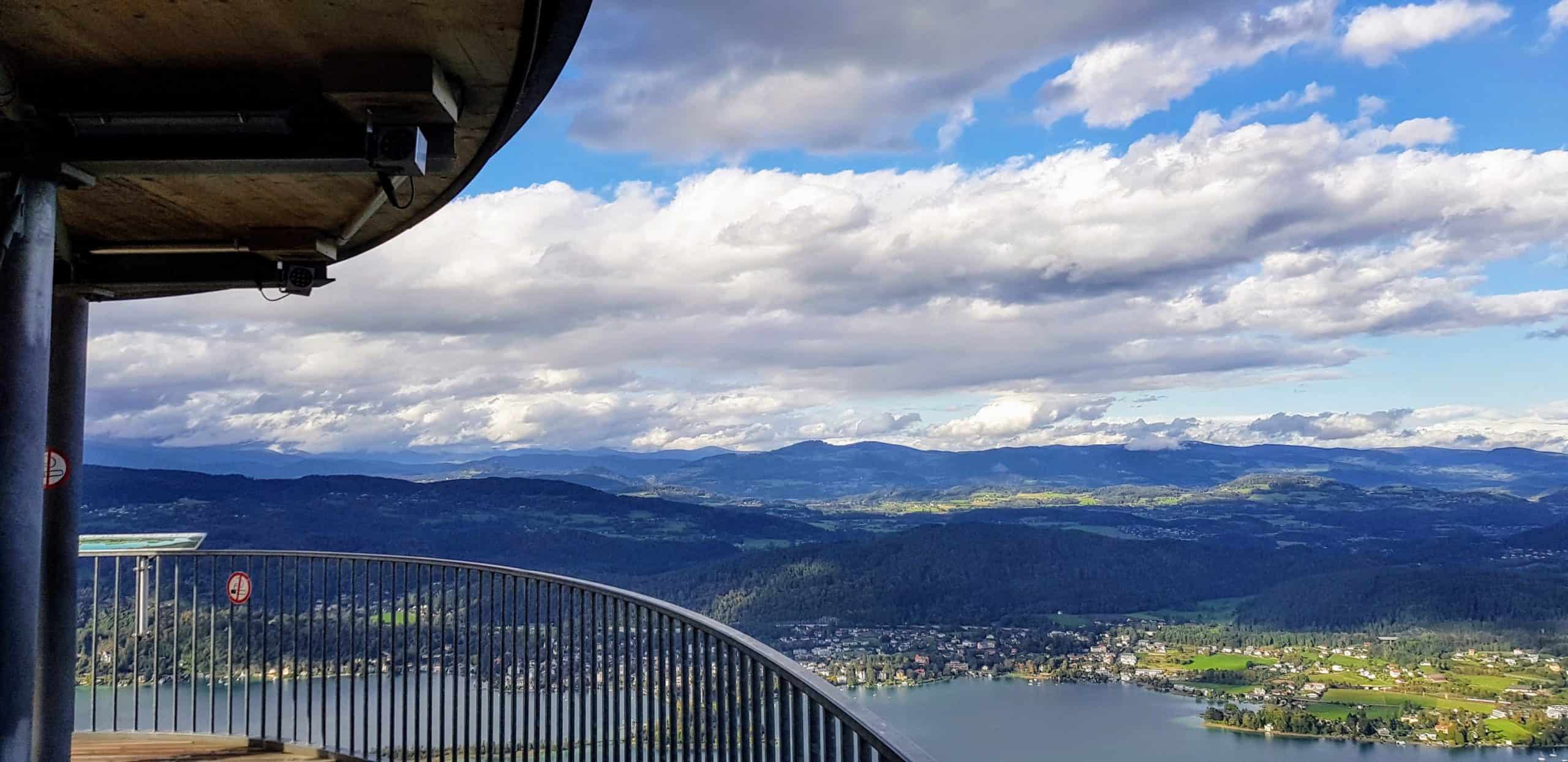 Panoramablick Pyramidenkogel auf Aussichtsplattform. Beliebtes Ausflugsziel in Kärnten, Österreich