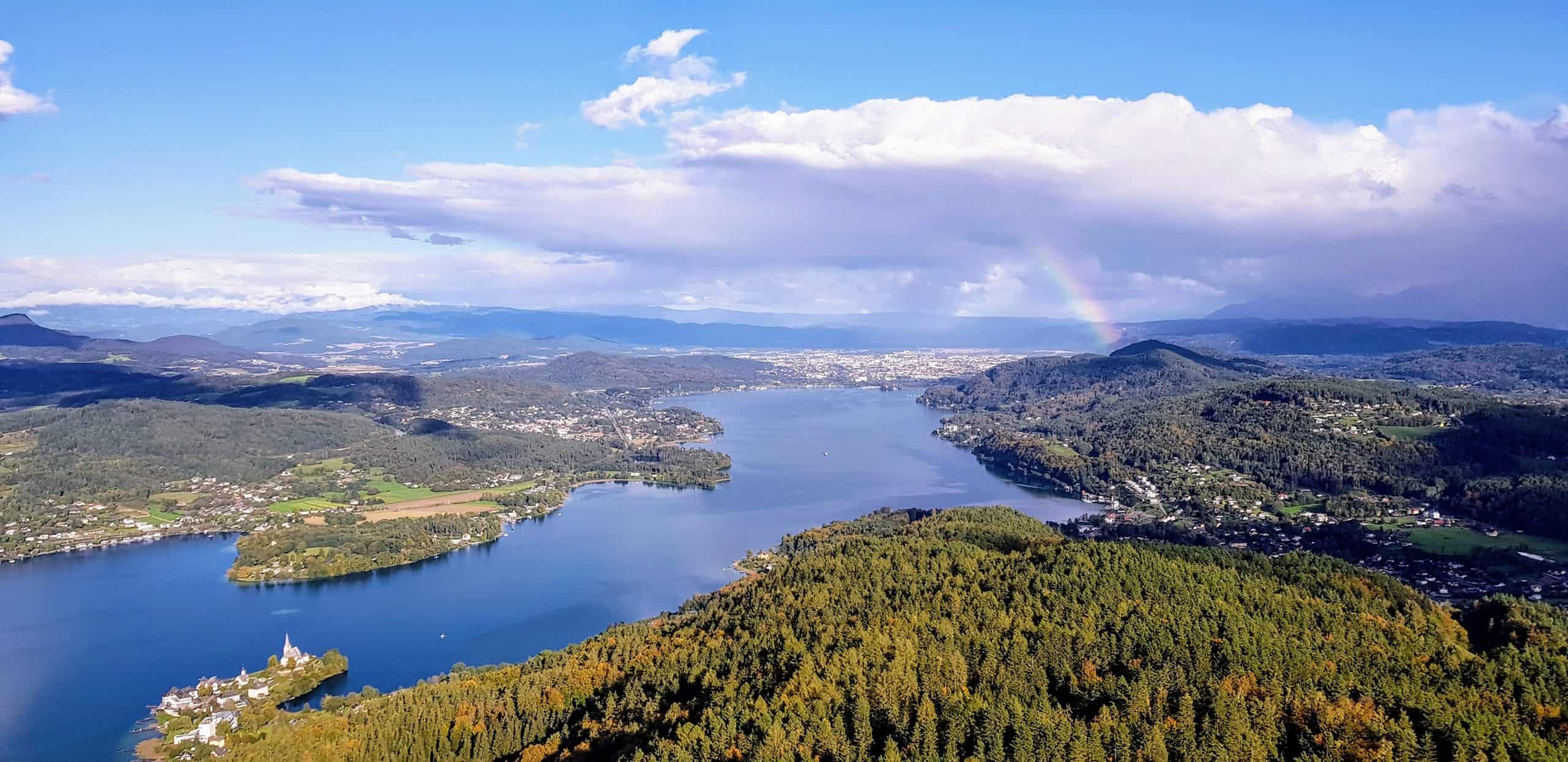 Schlechtwetter Ausflugsziel in Kärnten - Pyramidenkogel am Wörthersee im Herbst mit entstehenden Regenbogen über Klagenfurt in Österreich