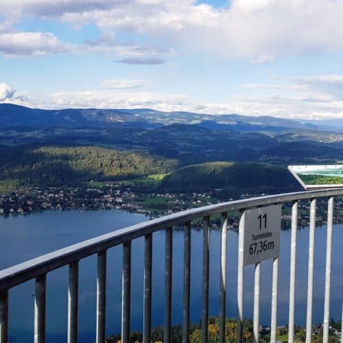 Pyramidenkogel Aussichtsplattform mit Schautafel und Panoramablick auf Kärntner Berge und den Wörthersee. Sehenswert in Österreich.