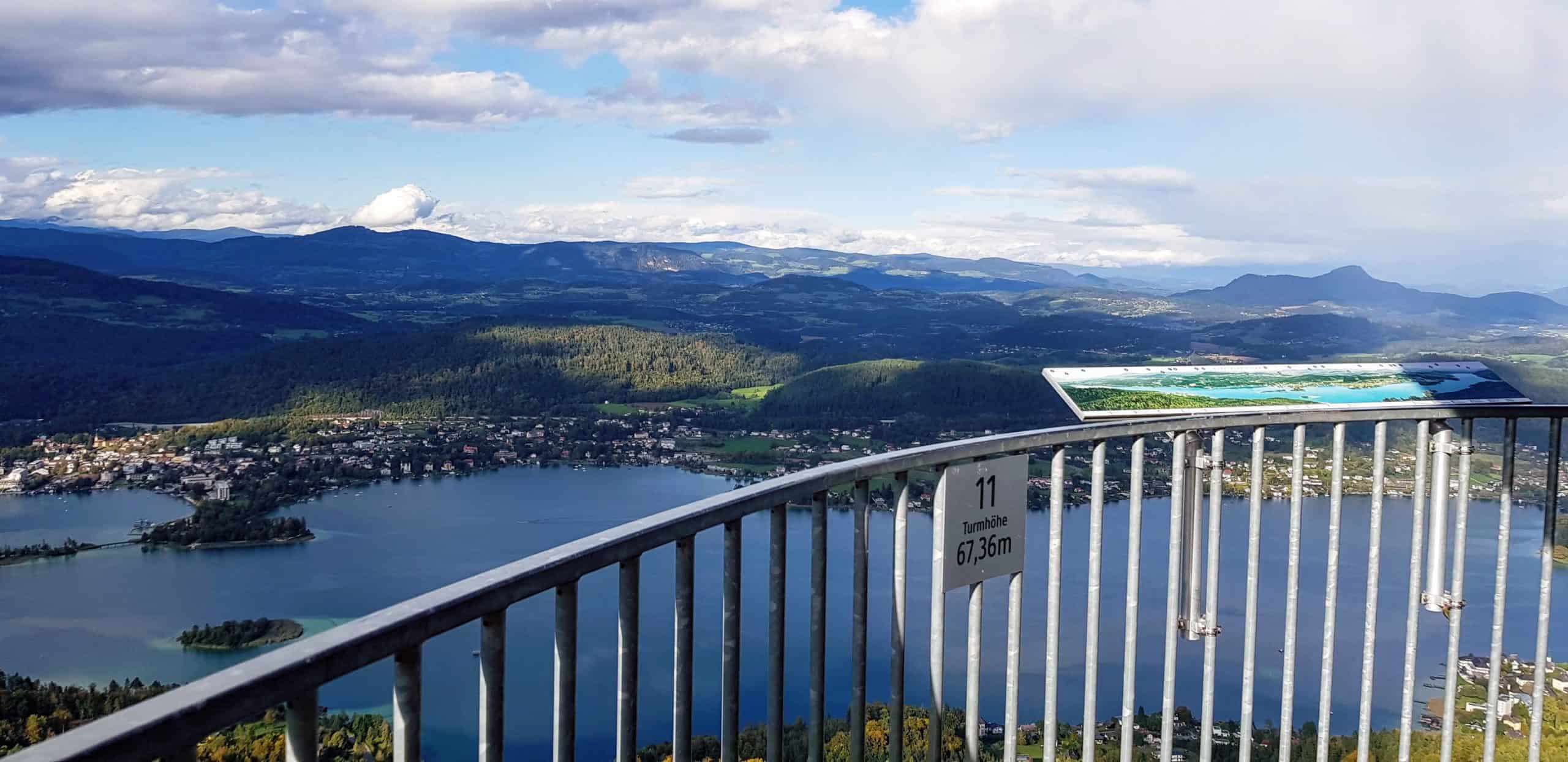 Pyramidenkogel Aussichtsplattform mit Schautafel und Panoramablick auf Kärntner Berge und den Wörthersee. Sehenswert in Österreich.