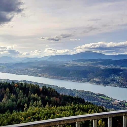 Wörthersee mit Velden im Herbst vom Ausflugsziel Pyramidenkogel. Im Hintergrund Dobratsch und Nockberge. Urlaub in Kärnten.