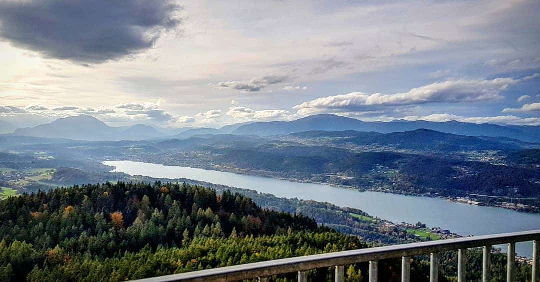 Wörthersee mit Velden im Herbst vom Ausflugsziel Pyramidenkogel. Im Hintergrund Dobratsch und Nockberge. Urlaub in Kärnten.