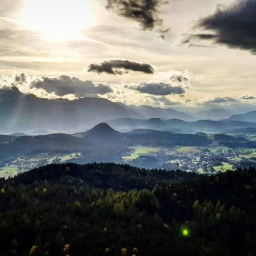 Eindrucksvolle Stimmung am Pyramidenkogel mit Blick auf Velden am Wörthersee und Kärntner Berglandschaft, ua. Dobratsch.