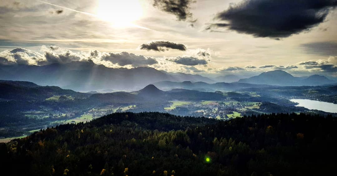 Eindrucksvolle Stimmung am Pyramidenkogel mit Blick auf Velden am Wörthersee und Kärntner Berglandschaft, ua. Dobratsch.