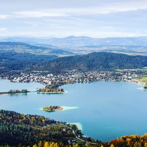 herbstlicher Kärnten-Blick vom Ausflugsziel Pyramidenkogel am Wörthersee - Österreich. Blick auf Pörtschach und Nockberge.