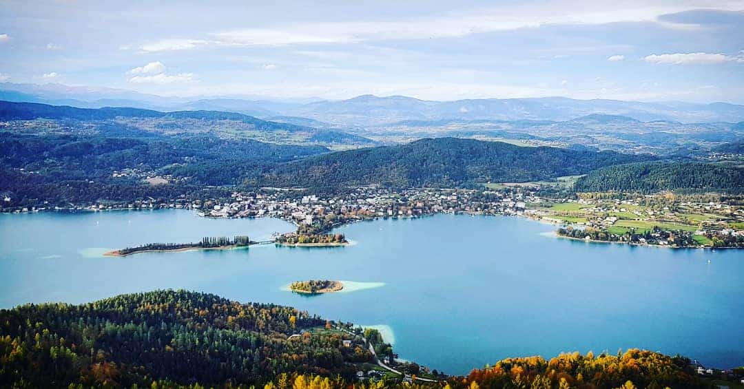 herbstlicher Kärnten-Blick vom Ausflugsziel Pyramidenkogel am Wörthersee - Österreich. Blick auf Pörtschach und Nockberge.