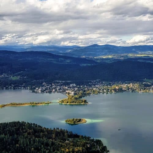 Pörtschach am Wörthersee mit Kapuzinerinsel & Nockberge. Blick Richtung Steiermark bei Ausflug auf Pyramidenkogel in Kärnten. Sehenswürdigkeit in Österreich.