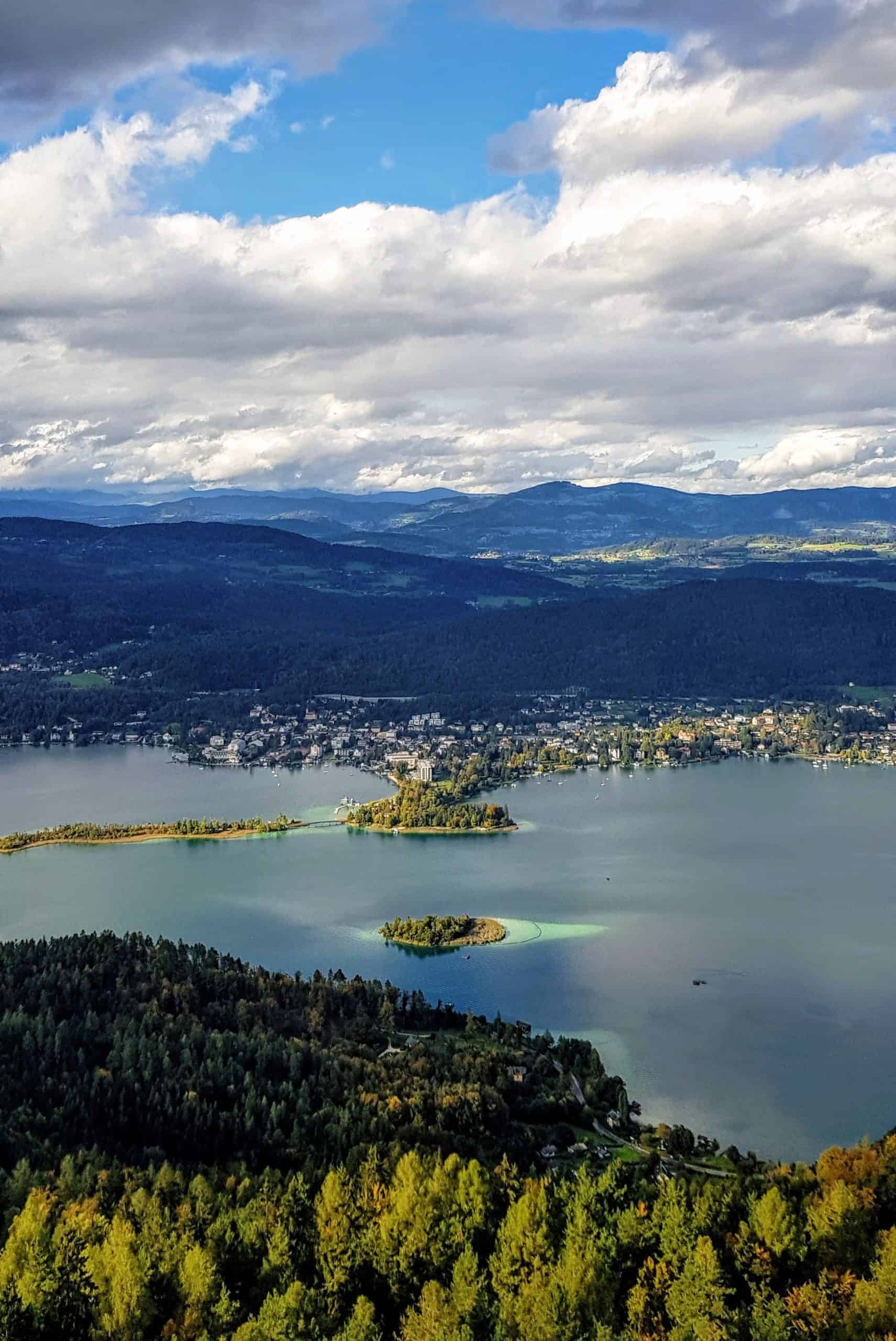 Pörtschach am Wörthersee mit Kapuzinerinsel & Nockberge. Blick Richtung Steiermark bei Ausflug auf Pyramidenkogel in Kärnten. Sehenswürdigkeit in Österreich.