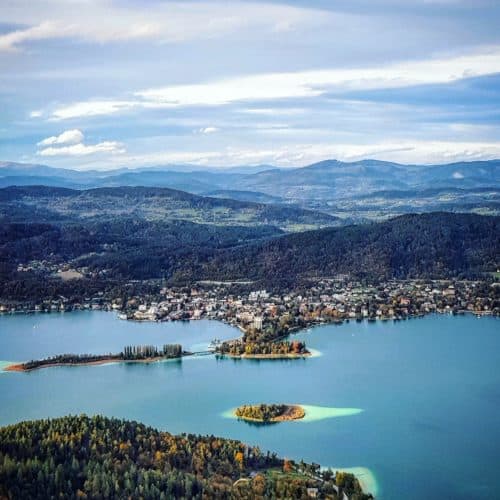 Der Wörthersee, Pörtschach und die Kapuzinerinsel vom Ausflugsziel Pyramidenkogel in Kärnten betrachtet. Österreich-Urlaub.