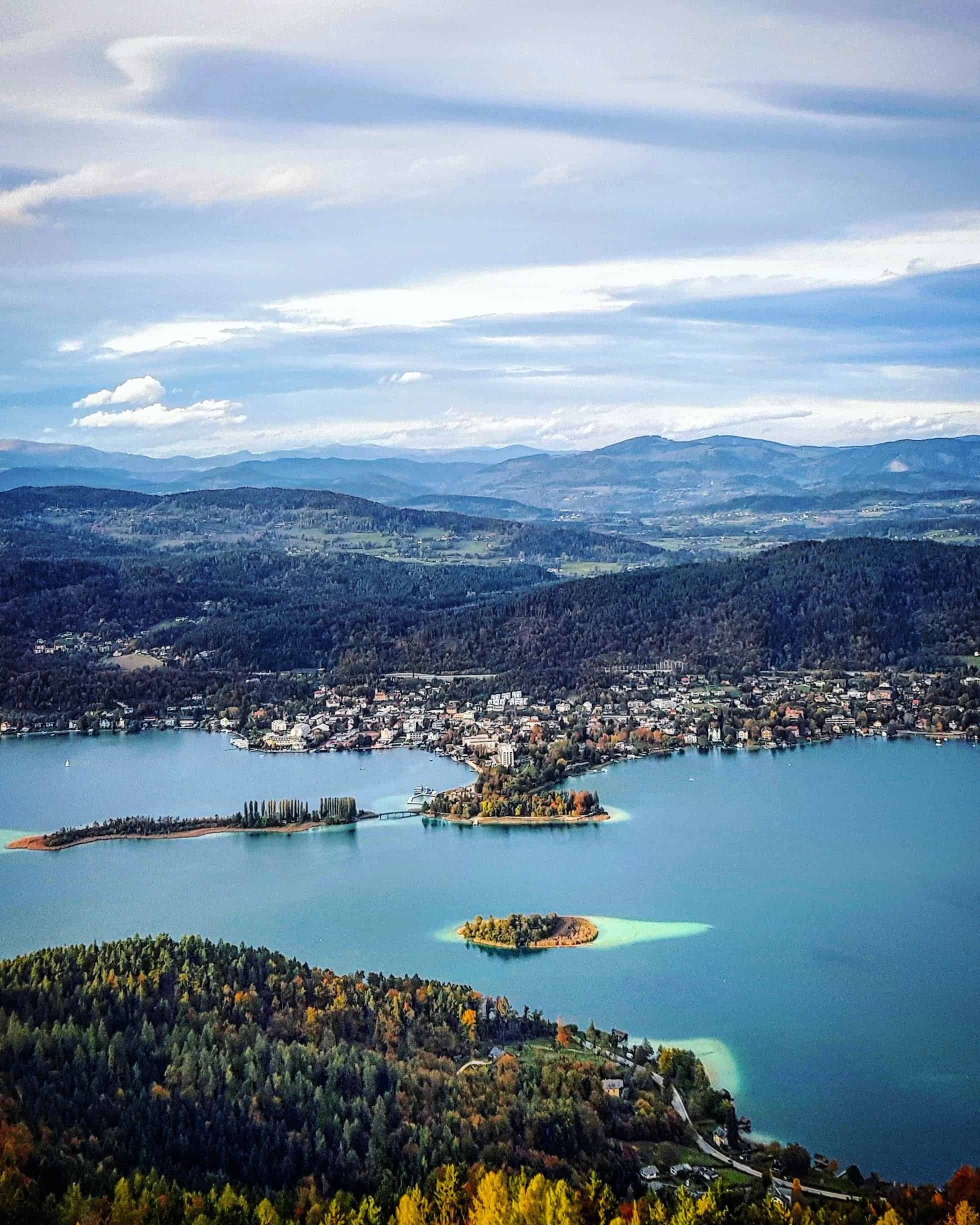 Der Wörthersee, Pörtschach und die Kapuzinerinsel vom Ausflugsziel Pyramidenkogel in Kärnten betrachtet. Österreich-Urlaub.