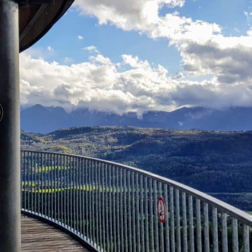 Eine der 3 Aussichtsplattformen am Pyramidenkogel in Kärnten mit Blick auf Karawanken und Julische Alpen Richtung Italien & Slowenien