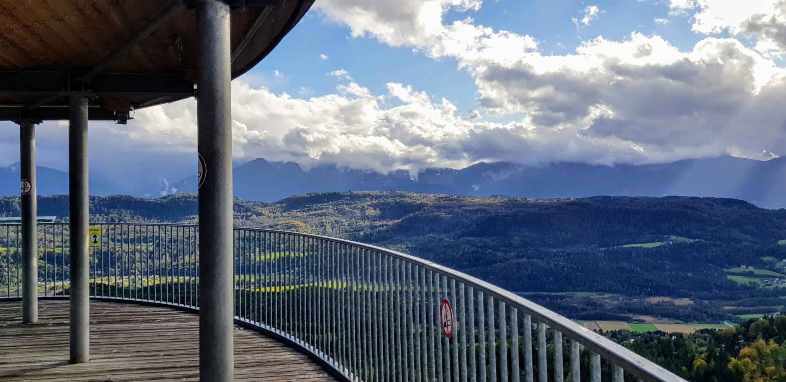 Eine der 3 Aussichtsplattformen am Pyramidenkogel in Kärnten mit Blick auf Karawanken und Julische Alpen Richtung Italien & Slowenien