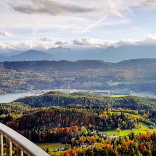 Herbst Landschaft Kärnten - Keutschacher Seental und Karawanken vom Ausflugsziel Pyramidenkogel in Österreich betrachtet.