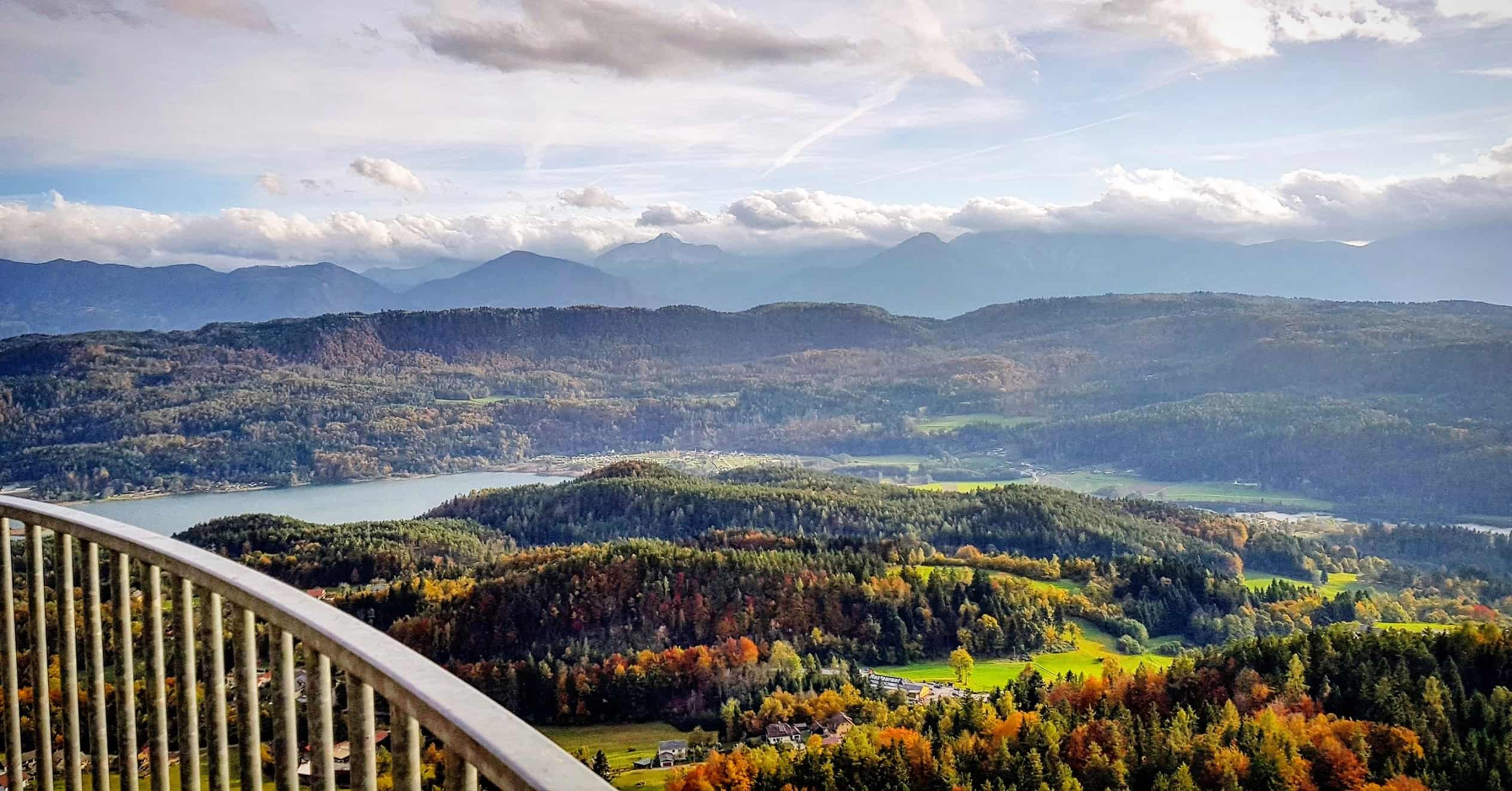 Herbst Landschaft Kärnten - Keutschacher Seental und Karawanken vom Ausflugsziel Pyramidenkogel in Österreich betrachtet.