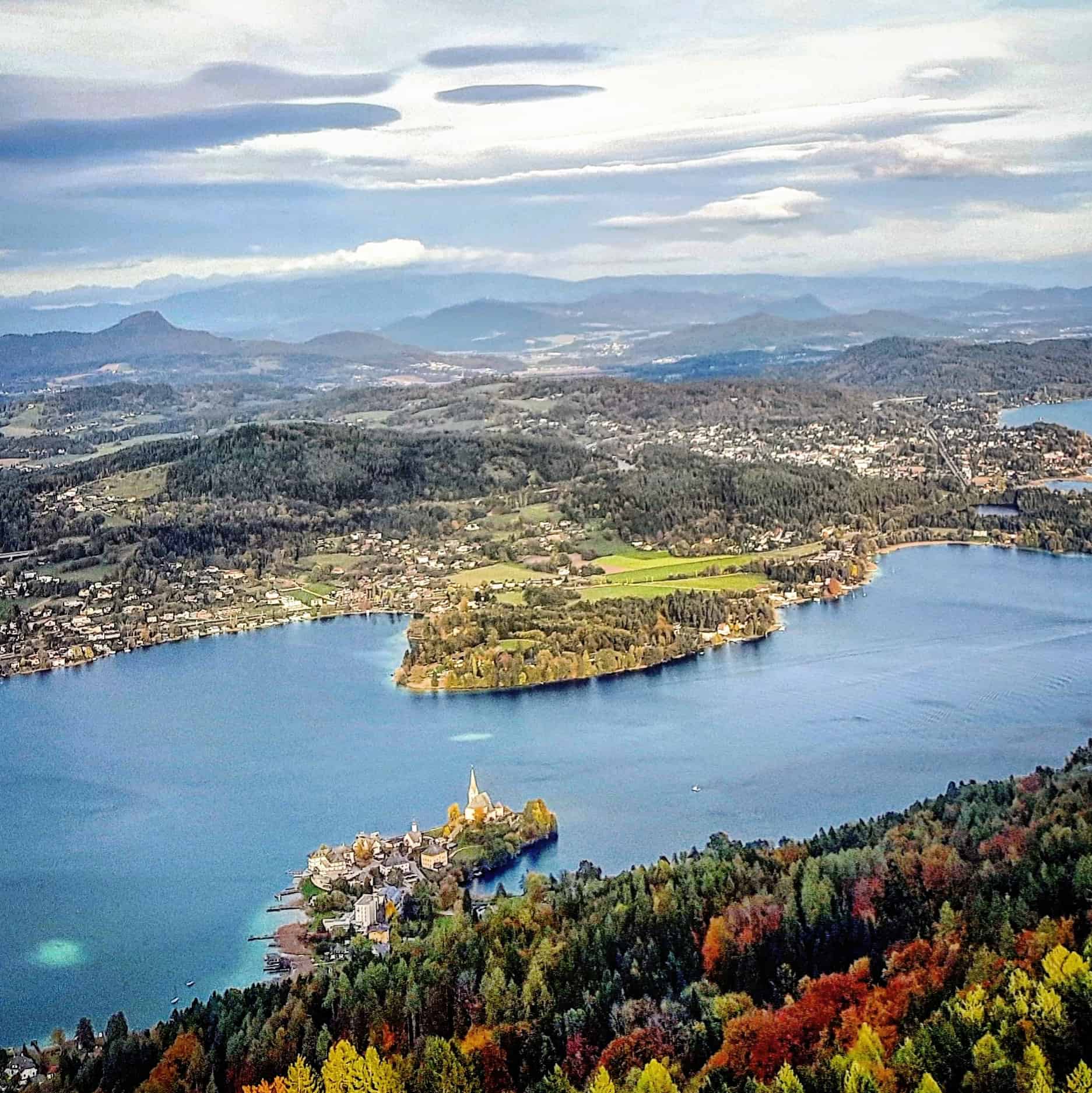 Ausblick auf Maria Wörth am Wörthersee vom schönen Ausflugsziel Pyramidenkogel - Sehenswürdigkeiten und Herbst in Kärnten.