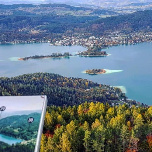 Herbstlicher Panoramablick vom Aussichtsturm Pyramidenkogel Richtung Pörtschach und Wörthersee in Österreich, Kärnten.