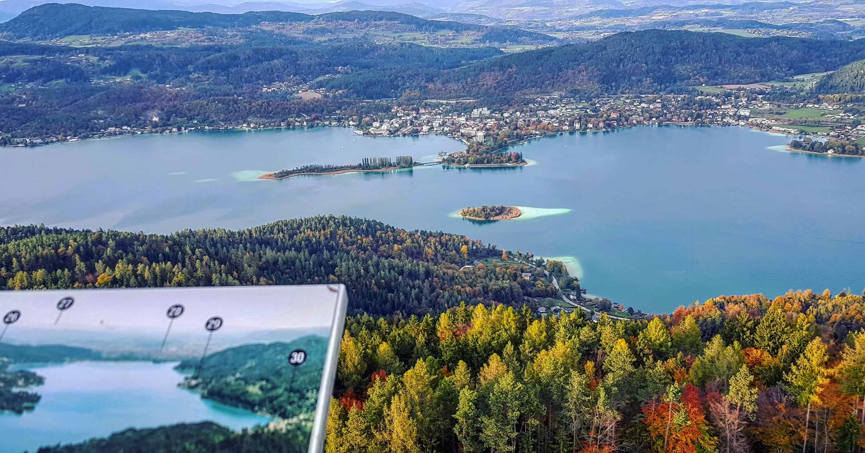 Herbstlicher Panoramablick vom Aussichtsturm Pyramidenkogel Richtung Pörtschach und Wörthersee in Österreich, Kärnten.