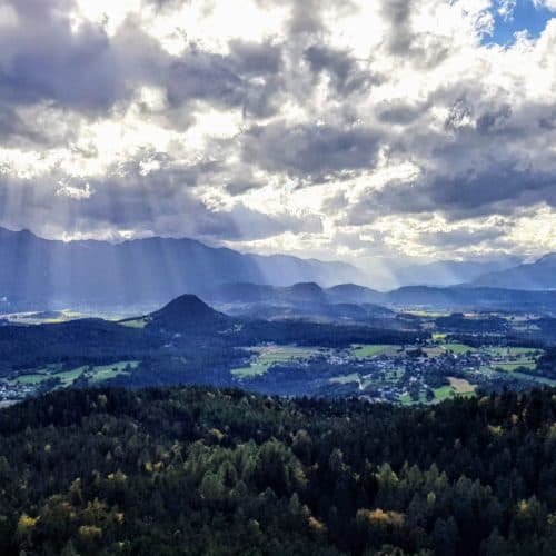 Regen und Wolken bei Ausflug auf Aussichtsturm Pyramidenkogel. Blick auf Velden am Wörthersee, Julische Alpen Richtung Italien und Dobratsch in Österreich