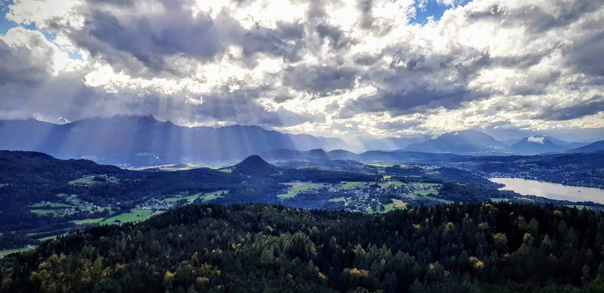 Regen und Wolken bei Ausflug auf Aussichtsturm Pyramidenkogel. Blick auf Velden am Wörthersee, Julische Alpen Richtung Italien und Dobratsch in Österreich