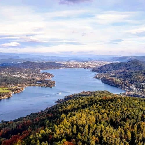 Panoramablick Richtung Klagenfurt von einem der schönsten Ausflugsziele in Kärnten, dem Pyramidenkogel am Wörthersee, Österreich
