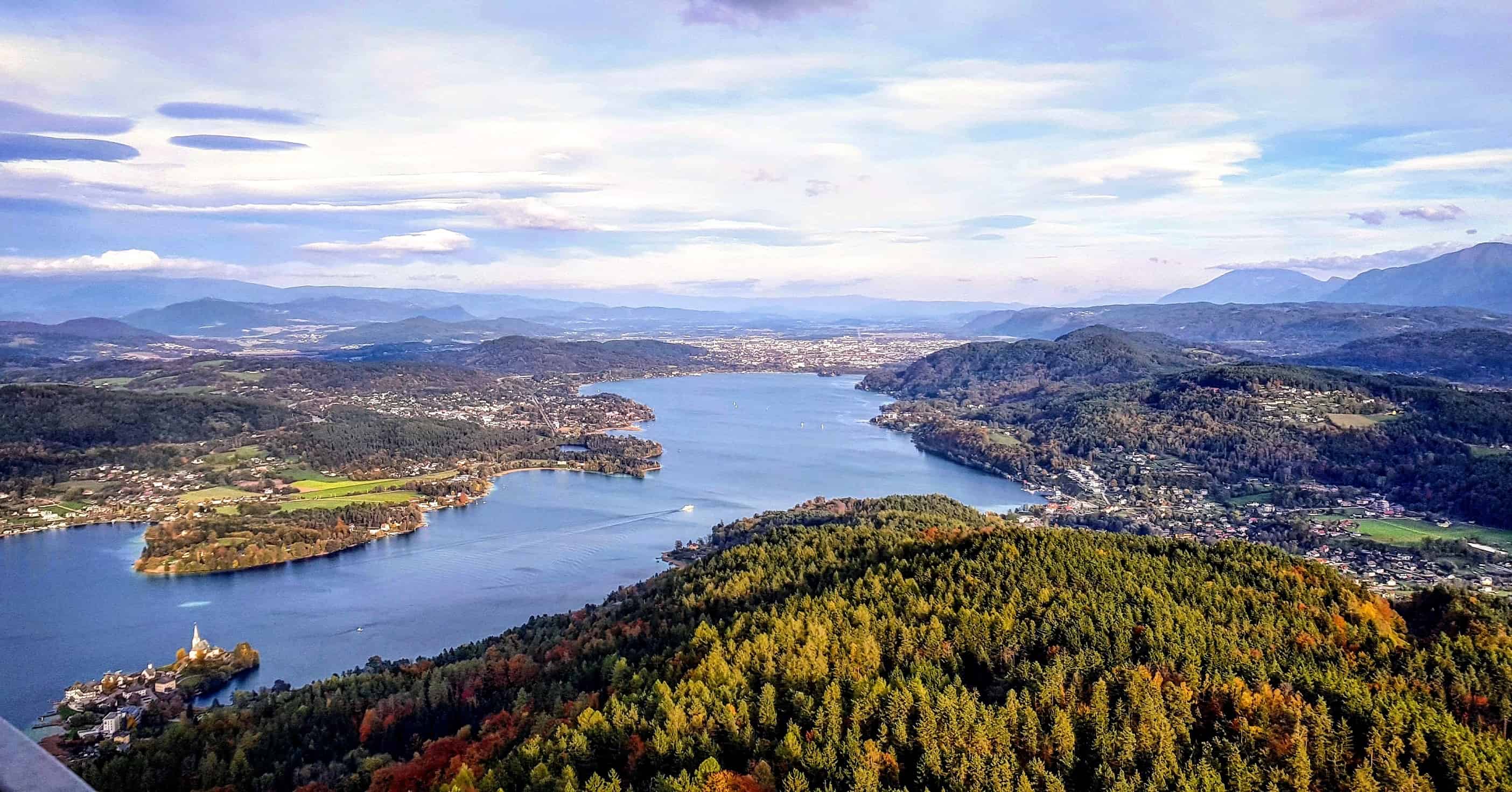 Panoramablick Richtung Klagenfurt von einem der schönsten Ausflugsziele in Kärnten, dem Pyramidenkogel am Wörthersee, Österreich