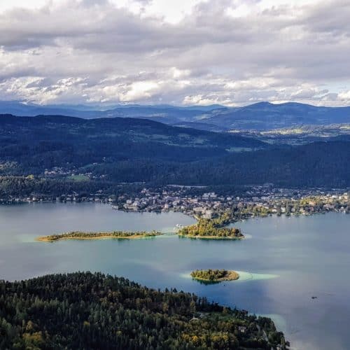 Wörthersee mit Pörtschach und Inseln im Herbst bei Ausflug auf Pyramidenkogel in Kärnten