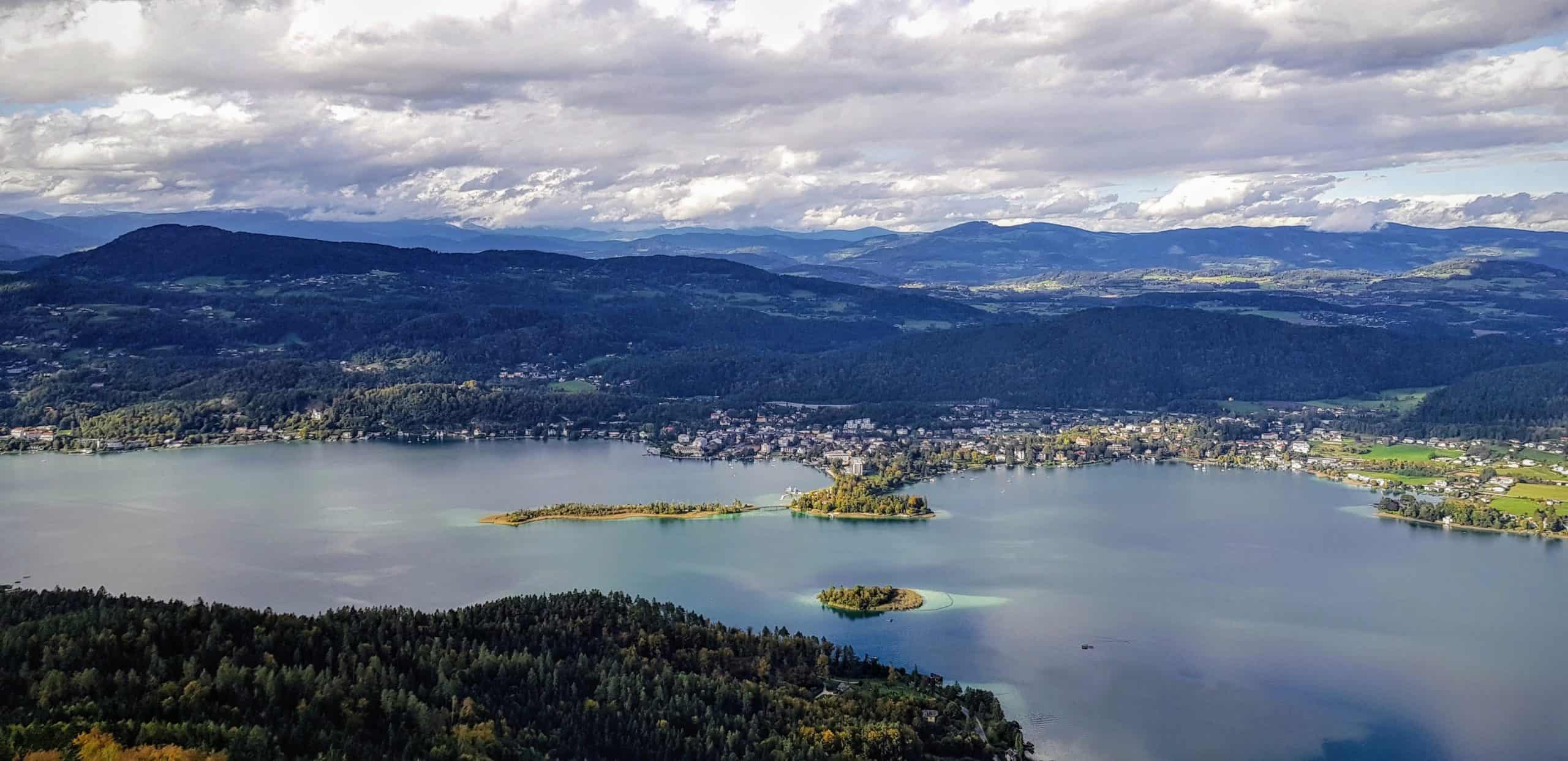 Wörthersee mit Pörtschach und Inseln im Herbst bei Ausflug auf Pyramidenkogel in Kärnten