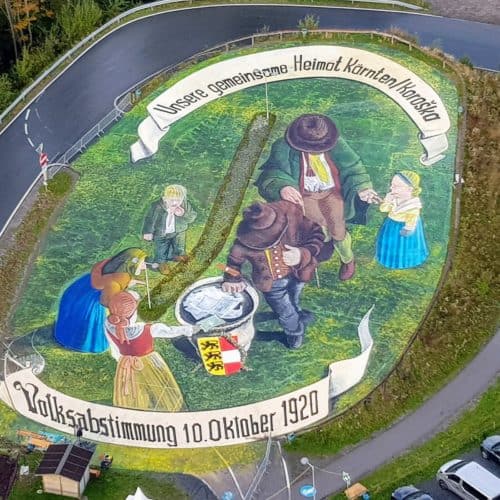 Kunstprojekt Pyramidenkogel Volksabstimmung Kärnten 100 Jahre - überdimensionales 3D Bild bei Sehenswürdigkeit am Wörthersee in Österreich