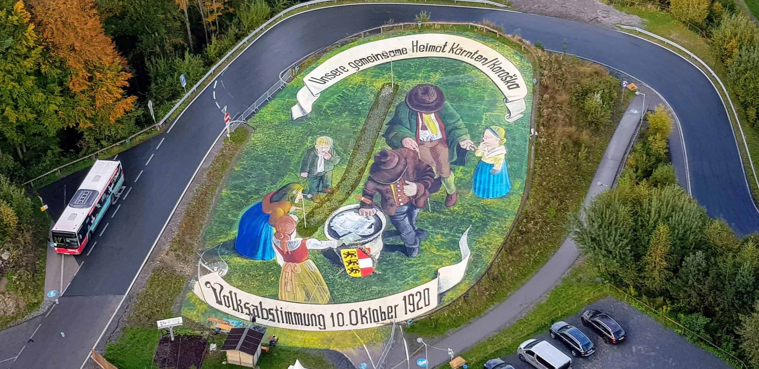 Kunstprojekt Pyramidenkogel Volksabstimmung Kärnten 100 Jahre - überdimensionales 3D Bild bei Sehenswürdigkeit am Wörthersee in Österreich