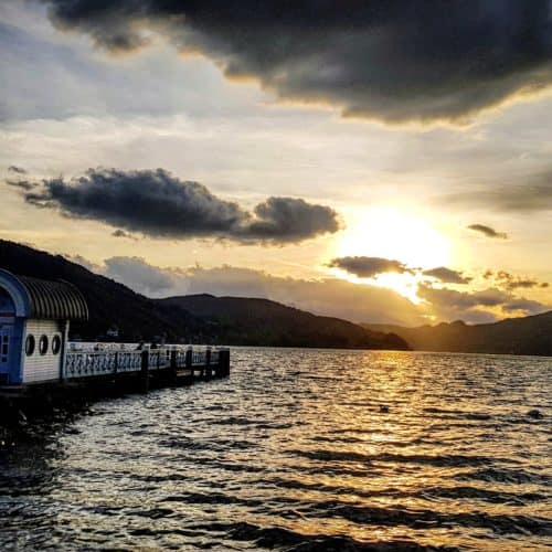 Sonnenuntergang in Klagenfurt am Wörthersee, Ostbucht mit Blick zum beliebten Ausflugsziel Pyramidenkogel in Kärnten, Österreich