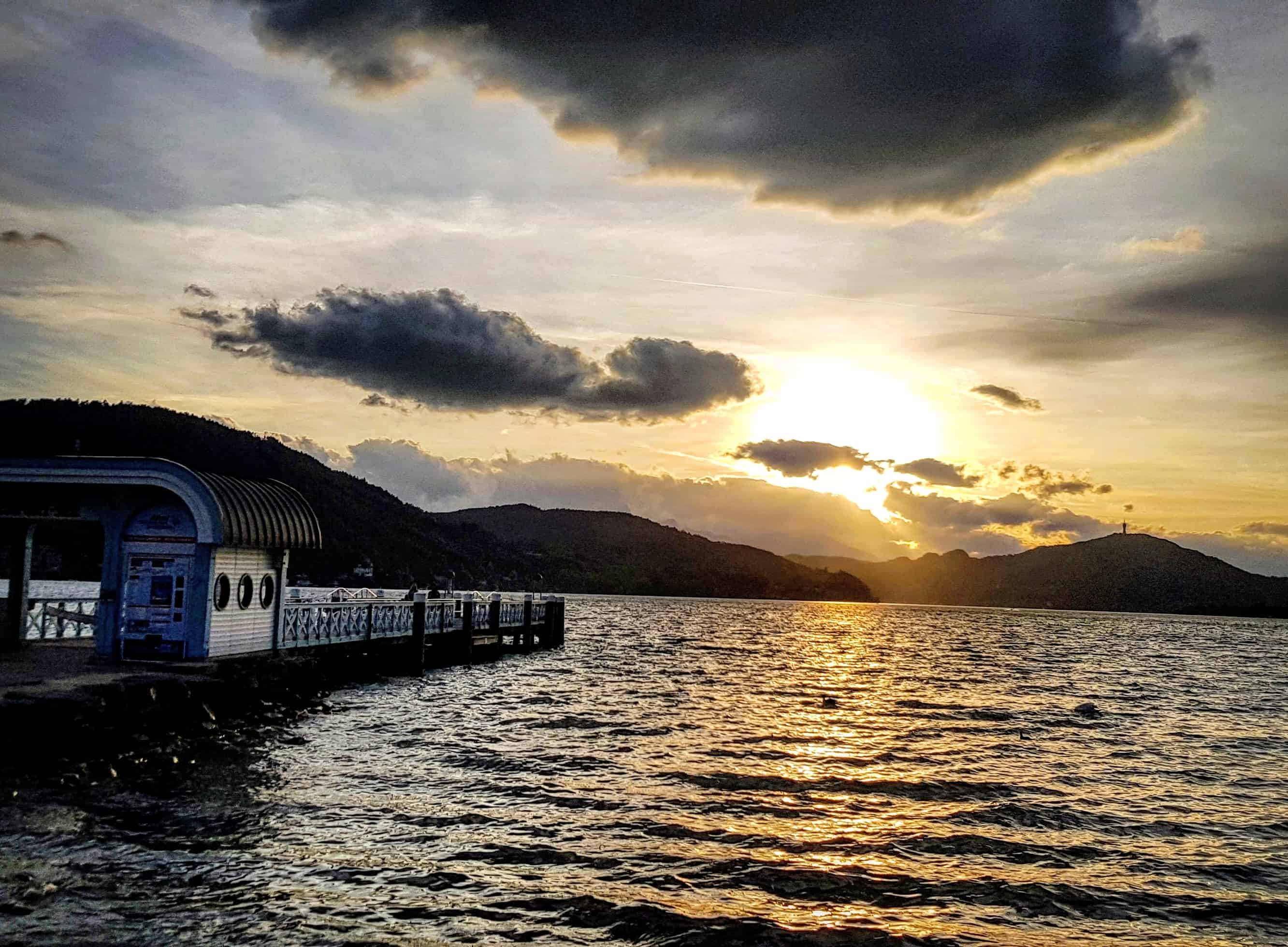 Sonnenuntergang in Klagenfurt am Wörthersee, Ostbucht mit Blick zum beliebten Ausflugsziel Pyramidenkogel in Kärnten, Österreich