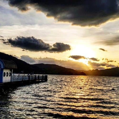 Sonnenuntergang in Klagenfurter Ostbucht am Wörthersee in Kärnten mit Blick auf Pyramidenkogel