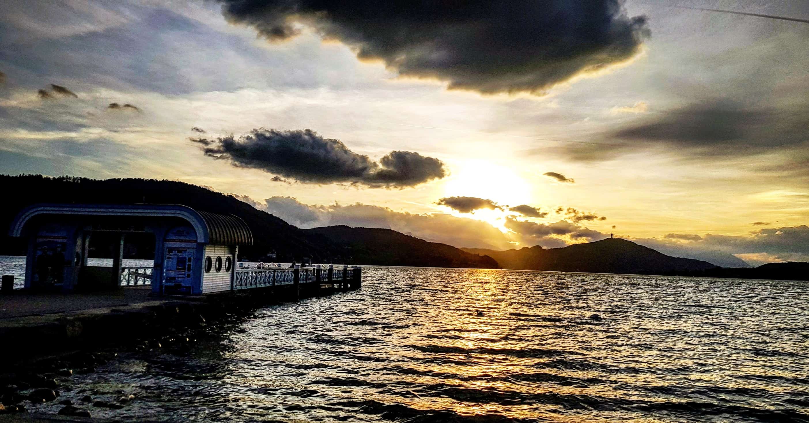 Sonnenuntergang in Klagenfurter Ostbucht am Wörthersee in Kärnten mit Blick auf Pyramidenkogel