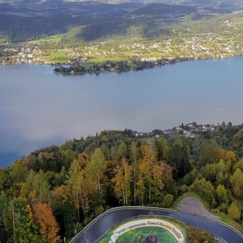 Panorama & Kunstprojekt 100 Jahre Kärntner Volksabstimmung am Pyramidenkogel. Sehenswürdigkeit am Wörthersee in Kärnten, Österreich - Austria.