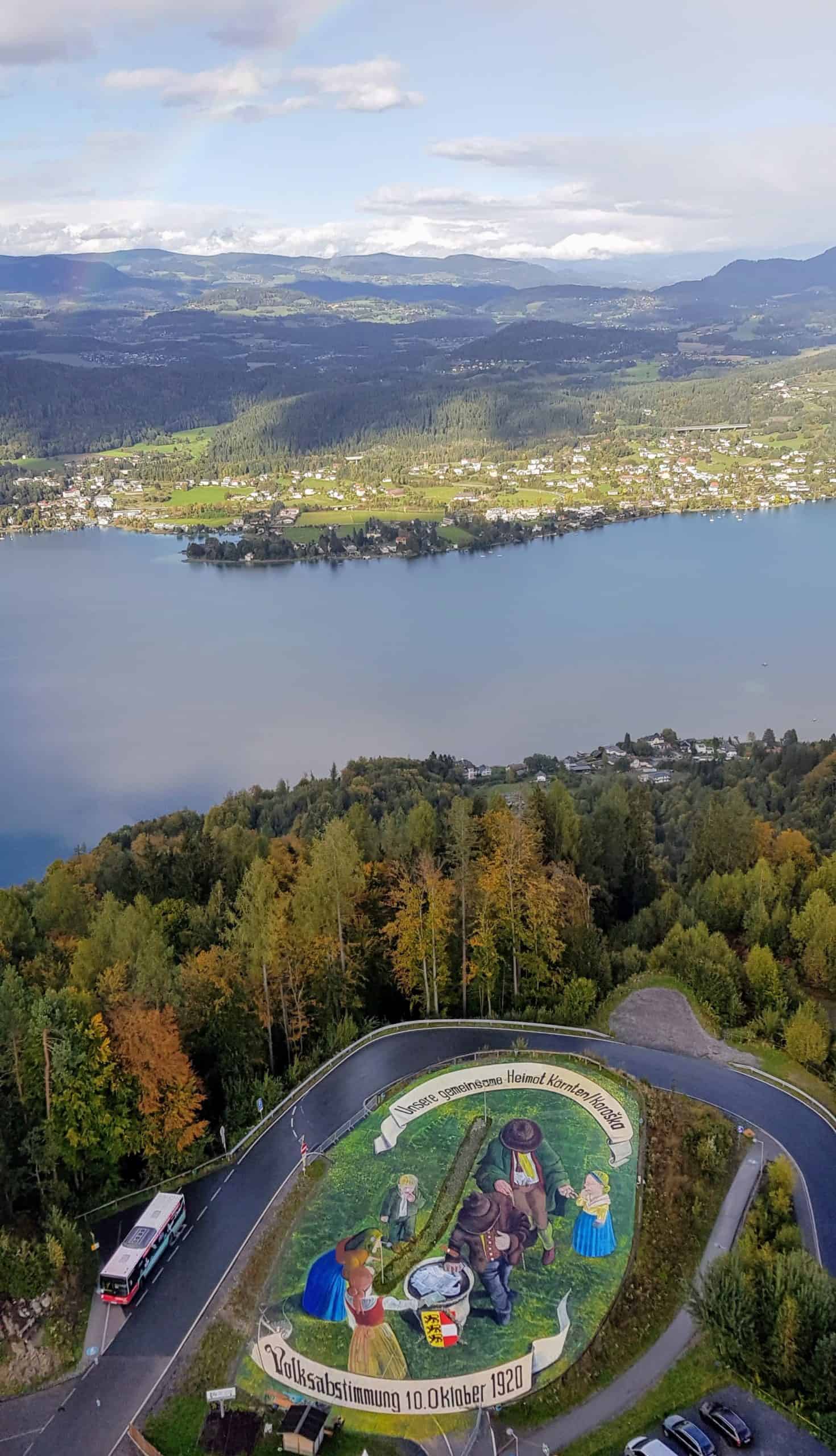 Panorama & Kunstprojekt 100 Jahre Kärntner Volksabstimmung am Pyramidenkogel. Sehenswürdigkeit am Wörthersee in Kärnten, Österreich - Austria.