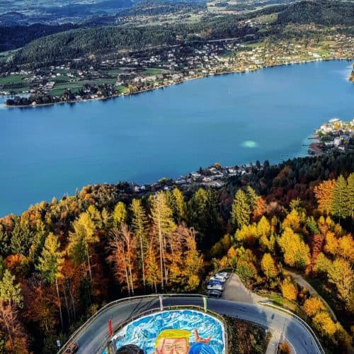 Kunstwerk am Pyramidenkogel in Kärnten bei Wörthersee Urlaub. Donald Trump etc. im 3D-Gemälde gegen Verschmutzung Meere