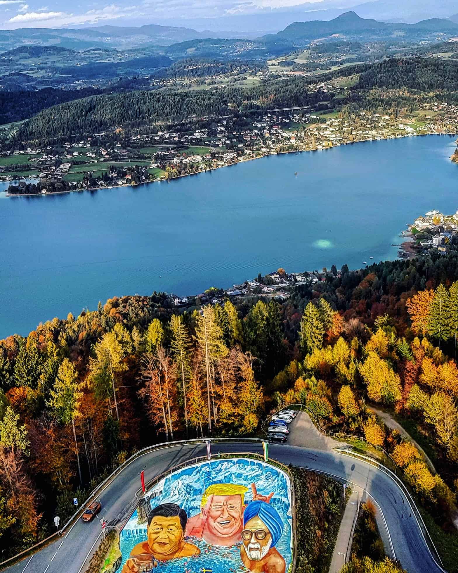 Kunstwerk am Pyramidenkogel in Kärnten bei Wörthersee Urlaub. Donald Trump etc. im 3D-Gemälde gegen Verschmutzung Meere