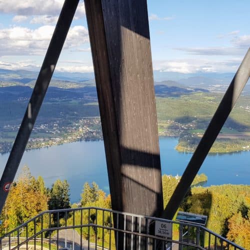 Aufgang Treppe Pyramidenkogel. Holzkonstruktion im Inneren des Ausflugsziels mit Blick auf Wörthersee. Sehenswürdigkeit in Österreich.