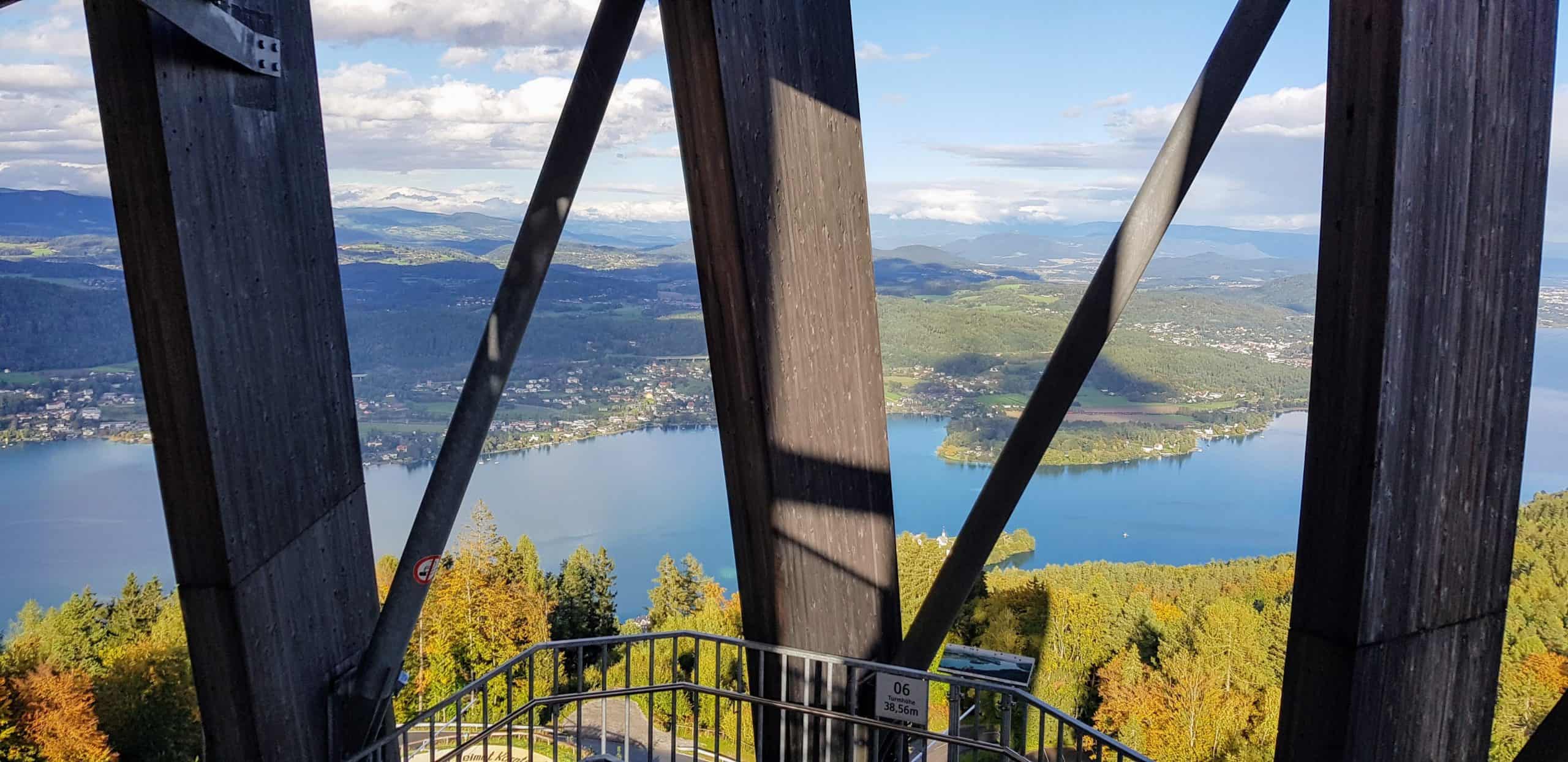 Aufgang Treppe Pyramidenkogel. Holzkonstruktion im Inneren des Ausflugsziels mit Blick auf Wörthersee. Sehenswürdigkeit in Österreich.