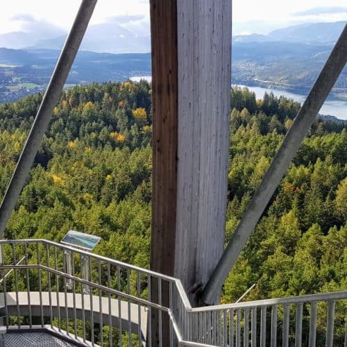 Holzkonstruktion Architektur Pyramidenkogel mit Aussicht auf Kärnten, Velden und Wörthersee. Aufgang über Treppe auf Aussichtsturm im Herbst.