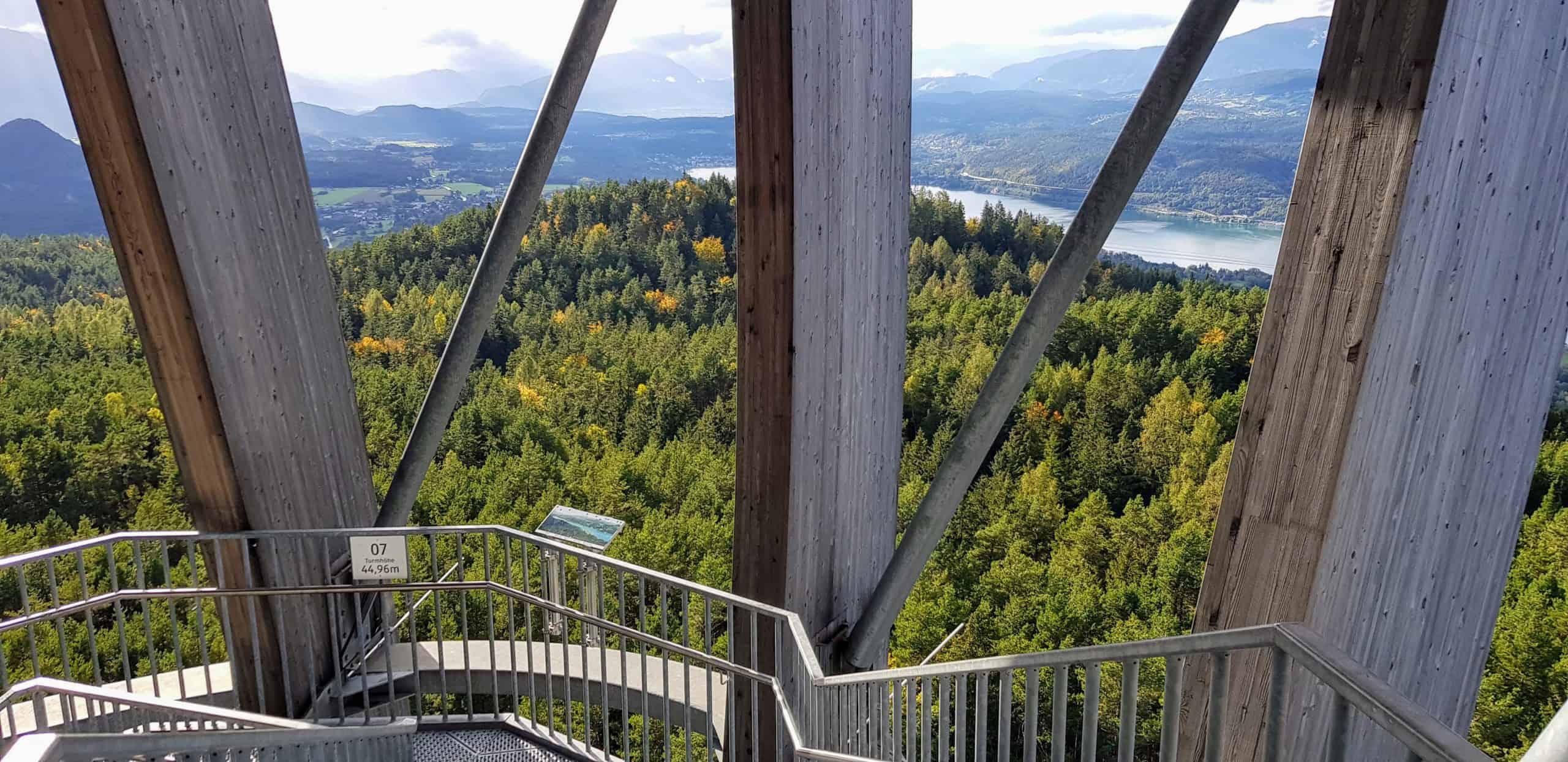 Holzkonstruktion Architektur Pyramidenkogel mit Aussicht auf Kärnten, Velden und Wörthersee. Aufgang über Treppe auf Aussichtsturm im Herbst.