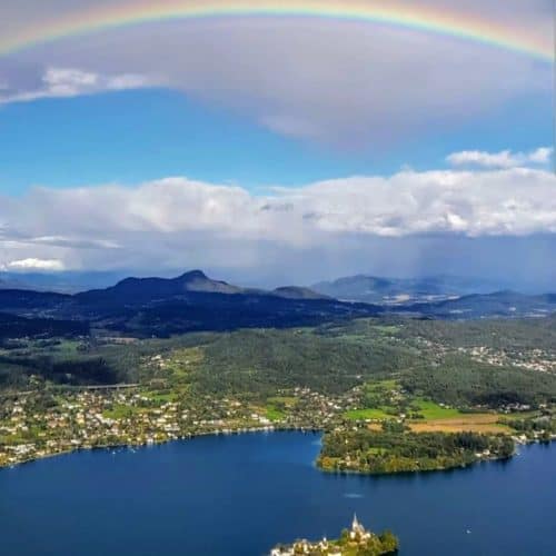 Regenbogen über Maria Wörth am Wörthersee in Kärnten. Blick vom Pyramidenkogel - Ausflugsziel in Kärnten, Österreich.