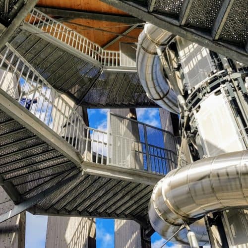 Pyramidenkogel - Sehenswürdigkeit in Österreich - Aufgang innen & Architektur mit Rutsche, Treppen und Aufzug.