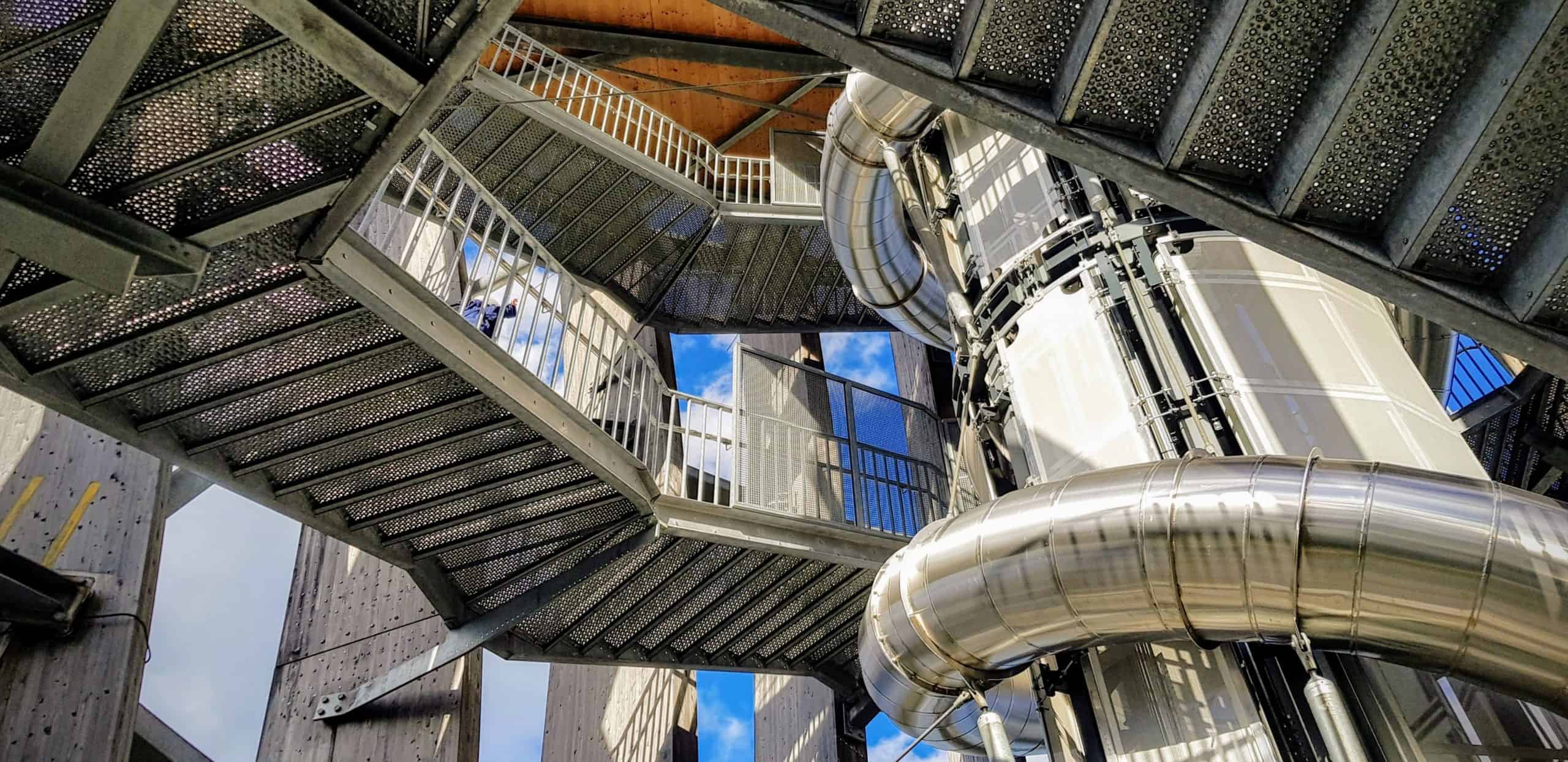 Pyramidenkogel - Sehenswürdigkeit in Österreich - Aufgang innen & Architektur mit Rutsche, Treppen und Aufzug.