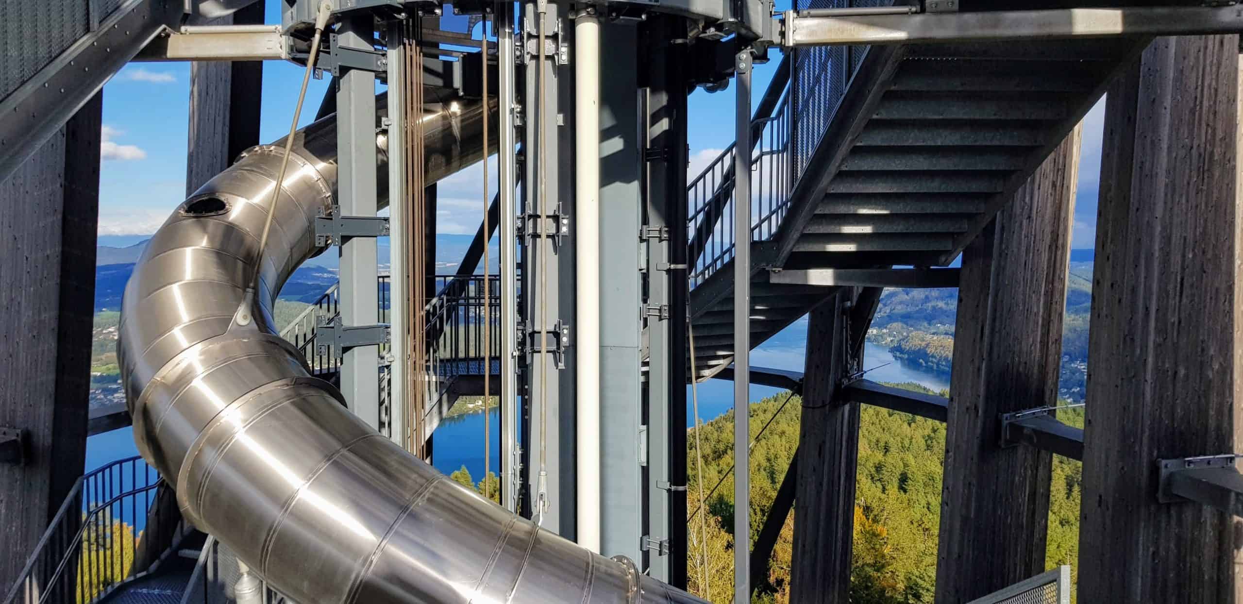 Pyramidenkogel Innenansicht Architektur, Treppen, Rutsche & Aufzug mit Blick auf Wörthersee Richtung Klagenfurt in Kärnten, Austria.