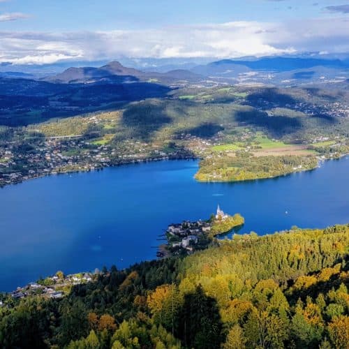 Panoramablick Pyramidenkogel auf Maria Wörth, Pörtschach, Krumpendorf und Klagenfurt in Kärnten - Österreich - bei Ausflug im Herbst.