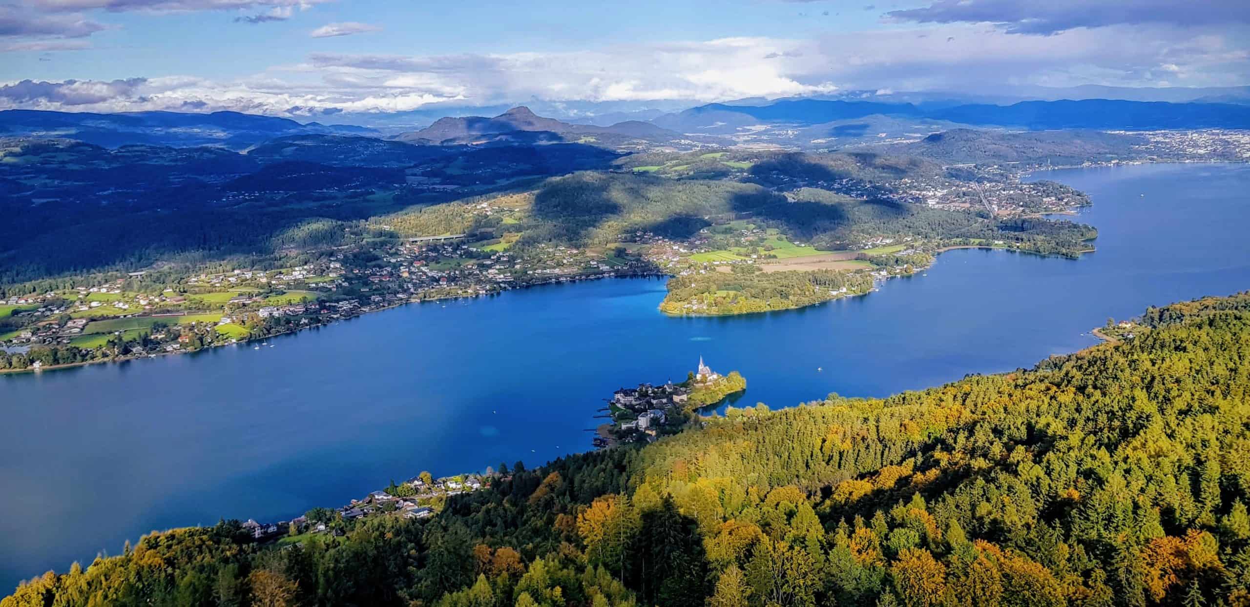 Panoramablick Pyramidenkogel auf Maria Wörth, Pörtschach, Krumpendorf und Klagenfurt in Kärnten - Österreich - bei Ausflug im Herbst.